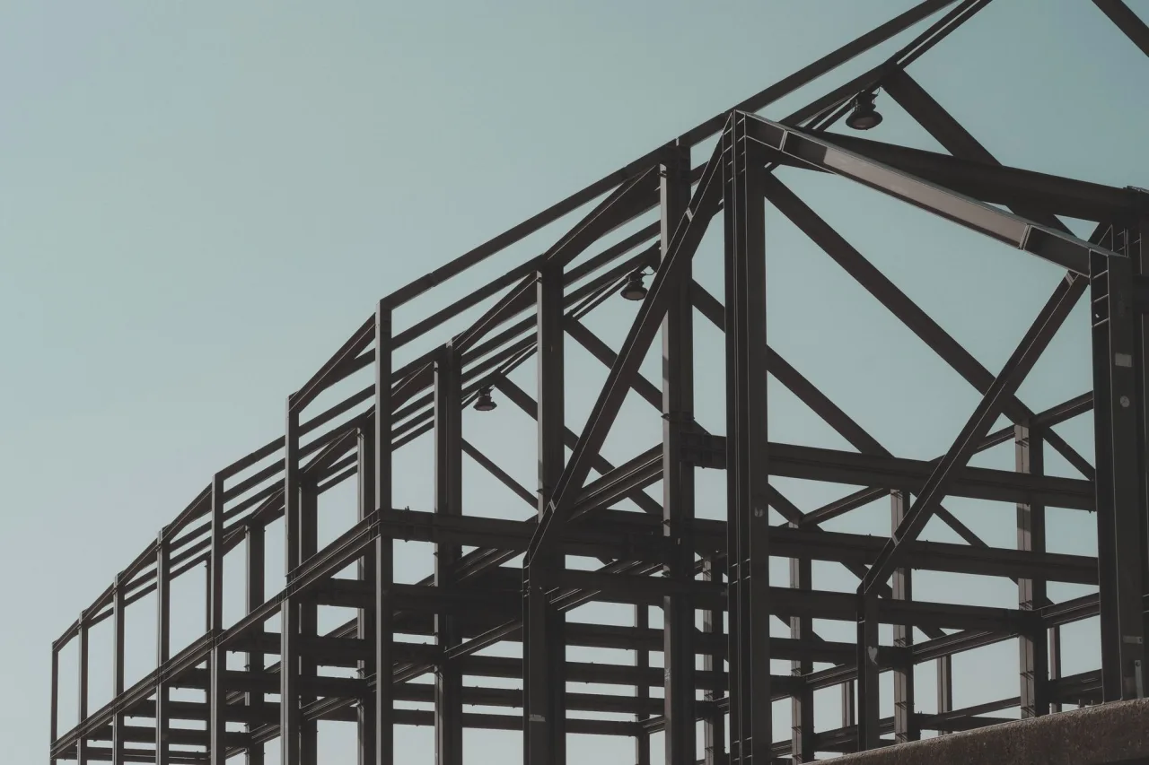 Perfis metálicos de light steel frame em obra