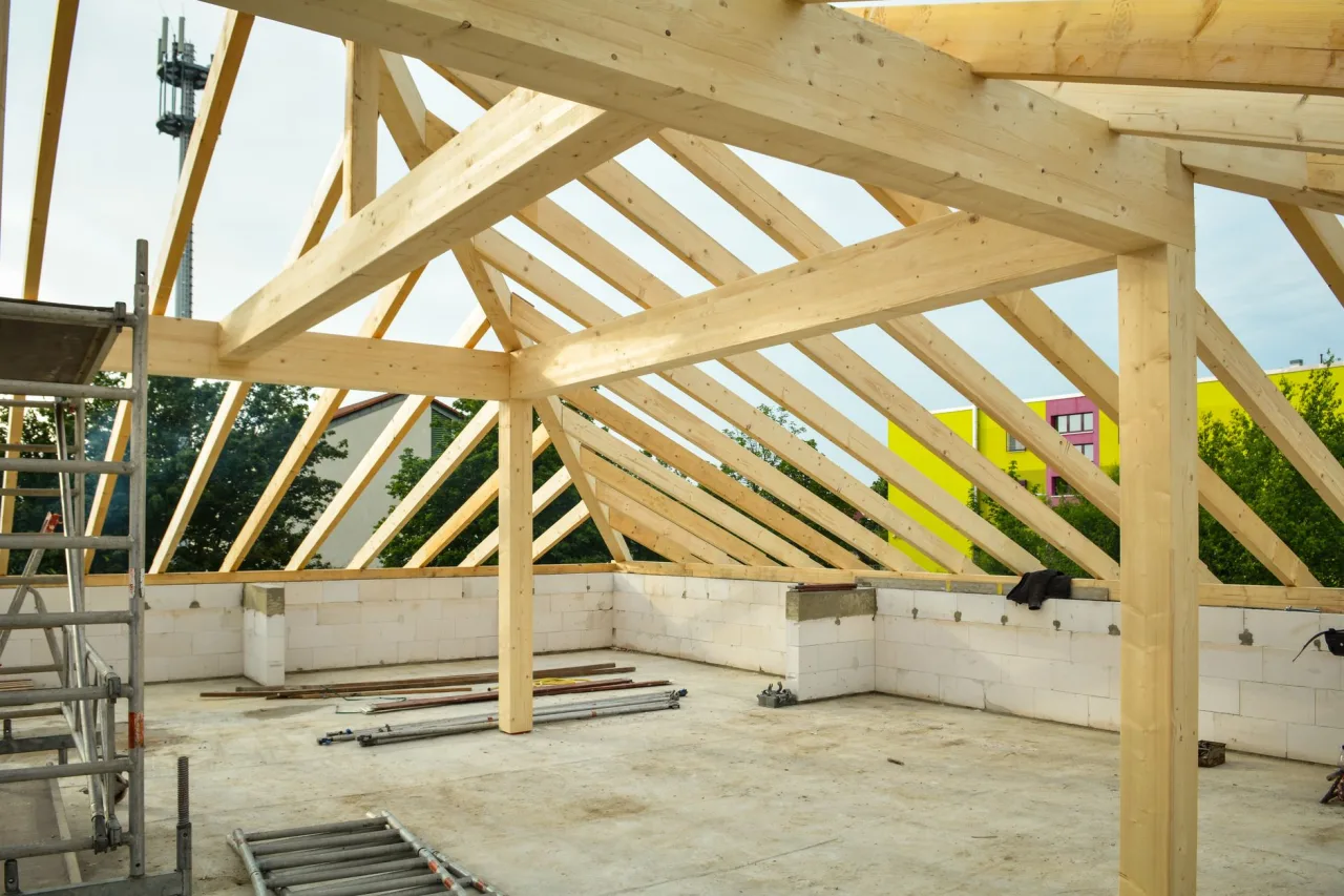 Estrutura de casa em wood frame durante a construção